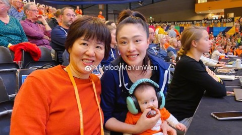 “郎奶奶”赛场“营业”：郎平怀抱萌娃督战奥运落选赛