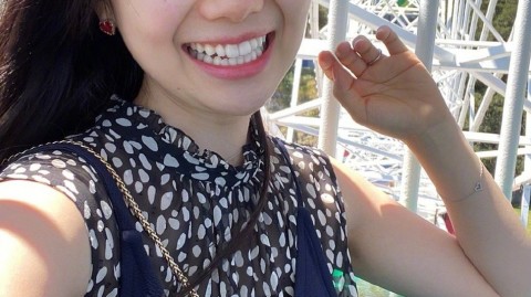 “瓷娃娃”福原爱畅游乐园，一袭蓝裙绽放满格少女元气