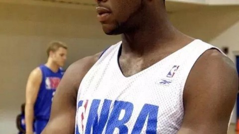 2001年ABCD训练营：16岁勒布朗·詹姆斯单场24分完胜全美第一高中生兰尼·库克