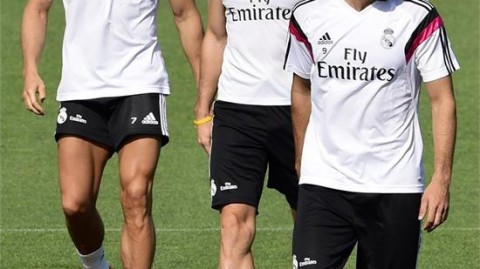 十人皇马3-2逆转马竞：维尼修斯双响定乾坤，阿韦洛亚时代德比首胜