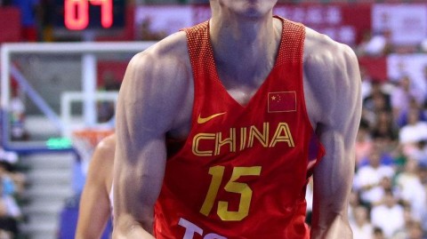 标题：温网第四轮德约科维奇五盘击退普伊