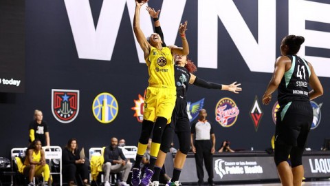 标题：自由人主场力克火花，约内斯库准三双率队终结三连败